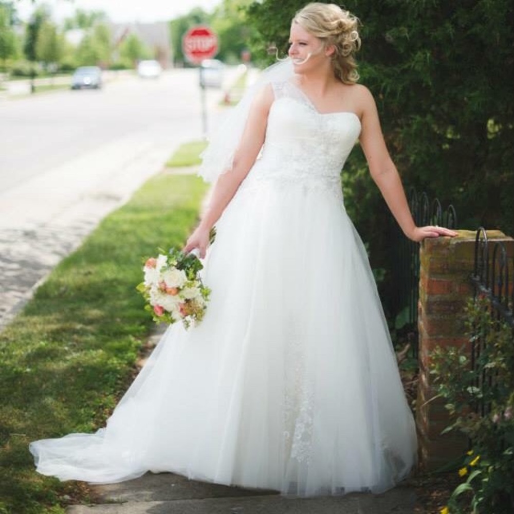 Oleg Cassini Wedding Dress